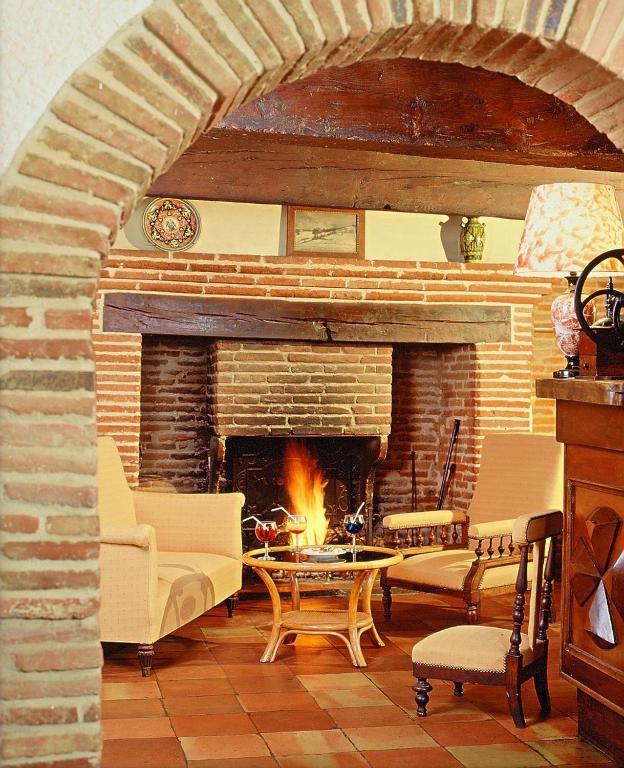 Отель Le Ratelier Montaigut-sur-Save Экстерьер фото